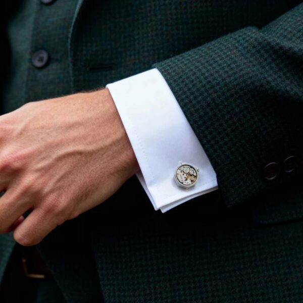 Élégant bouton de manchette mécanisme montre porté sur le poignet d'une chemise