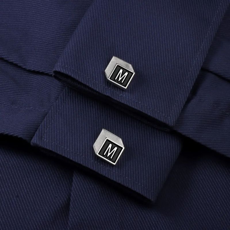 Bouton de manchette initiale