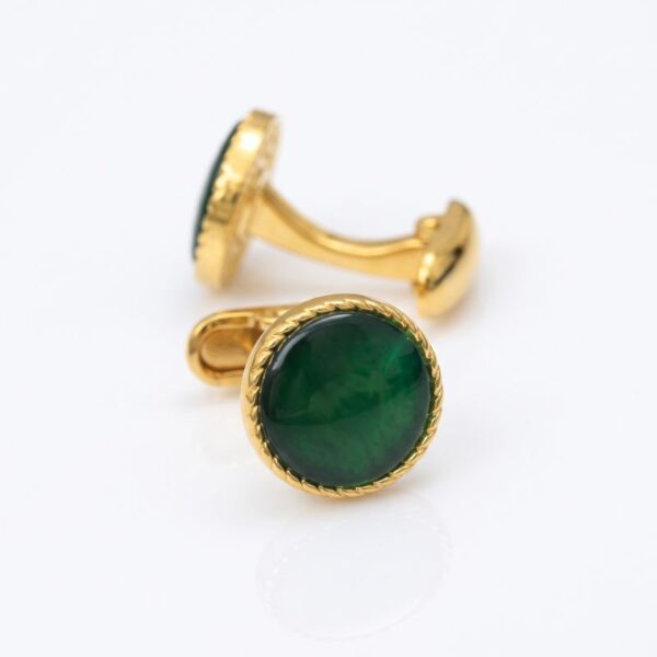 Accessoire pour chemisier femme : boutons de manchette vintage finition or et pierre verte.